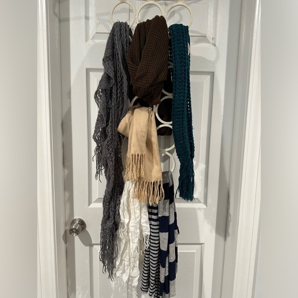 Assorted scarves - Picture 6 of 7